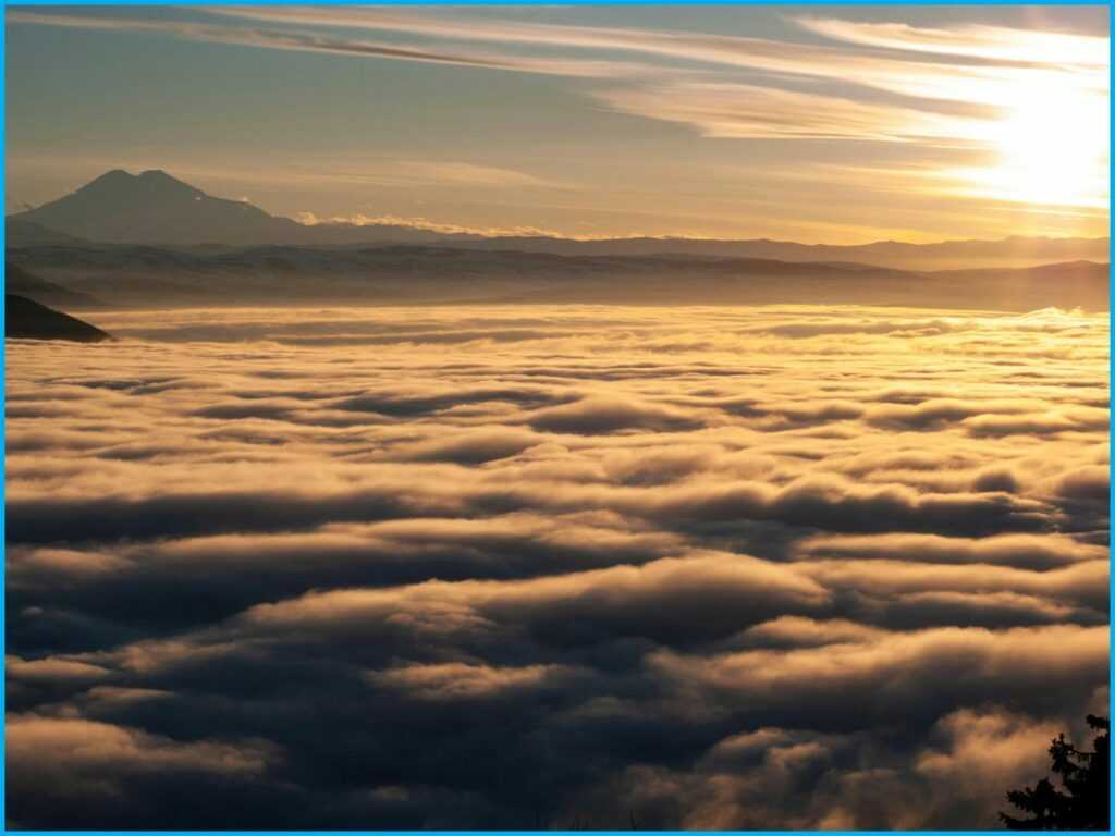 La condensation crée des nuages en haut des montagnes