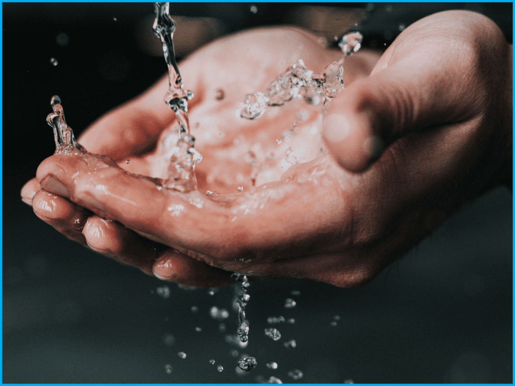 des mains qui recueillent de l'eau qui coule
